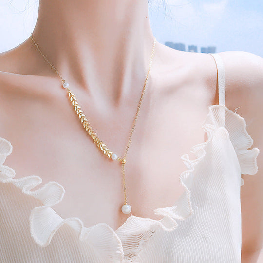 Choker with Design of Leaves Pendant