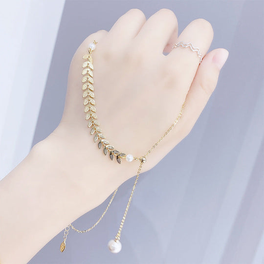 Choker with Design of Leaves Pendant