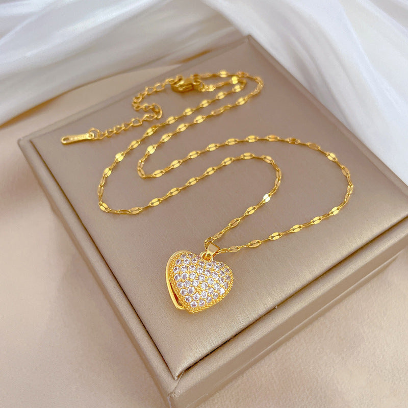 Heart-Shaped Clasp Pendant Necklace