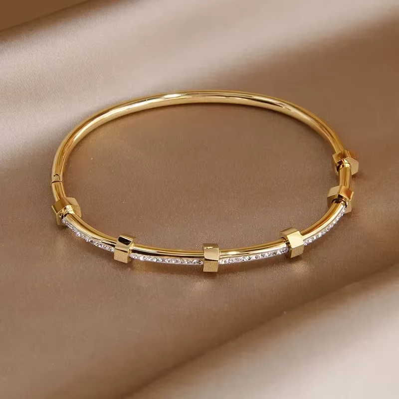 Bright Golden Plated Bracelet with Moissaniet cover